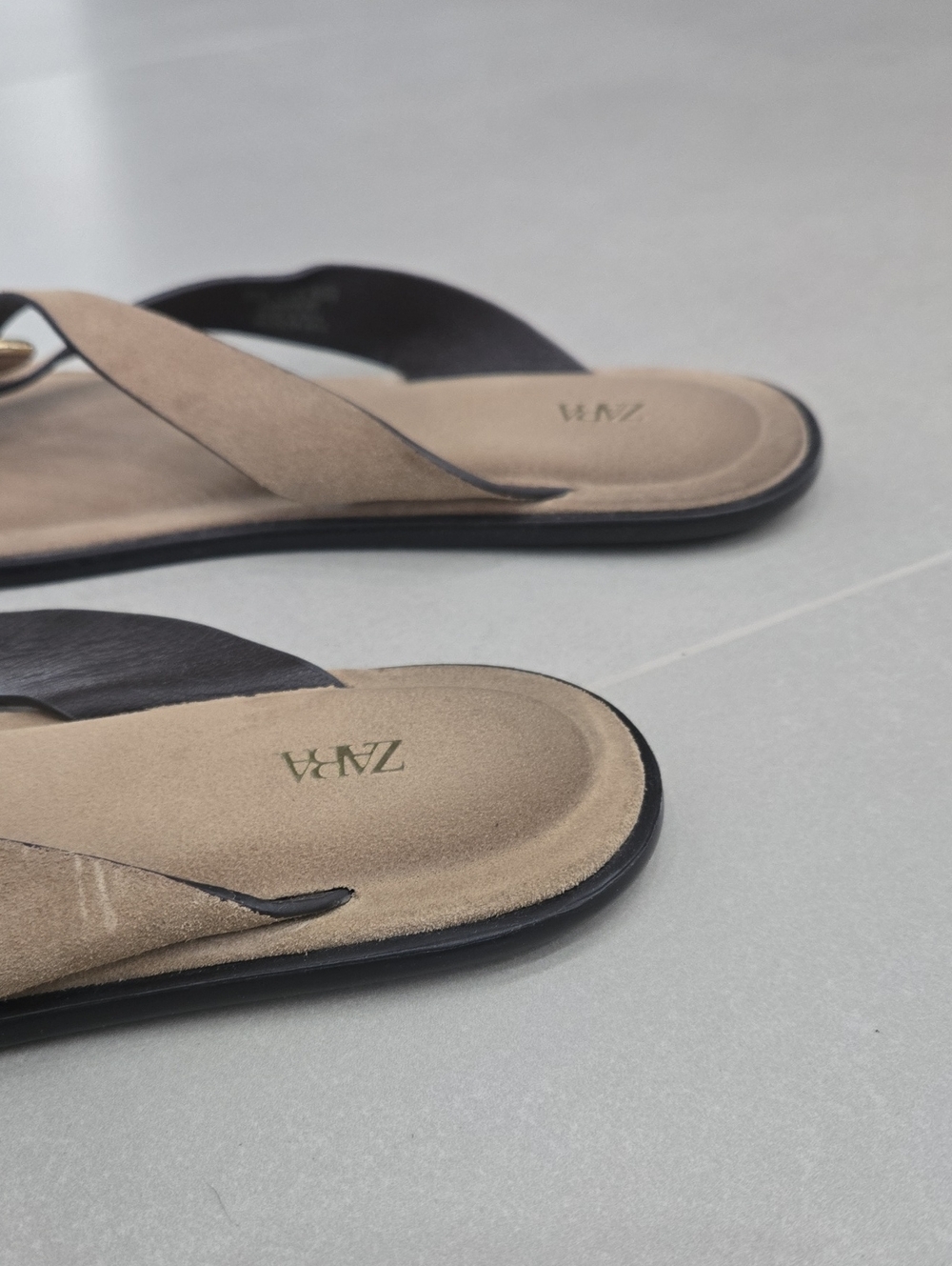 Zara Flat Split Suede Sandals with Metal Embellishment in tan suede Size 41/ 10 - Picture 4 of 5
